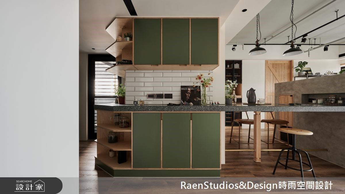 串聯客、餐的中島吧台不只是用餐的空間還是相互陪伴的甜蜜場域,並將電視牆立面整合中島收納,錯開正反機能,維持俐落視覺同時保有強大機能。