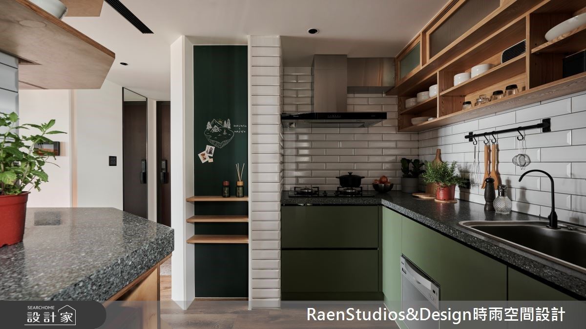 廚房客製化櫃體隱喻職人手作的溫度,將櫃體高度降低、深度改淺,提升拿取餐具的便利性。