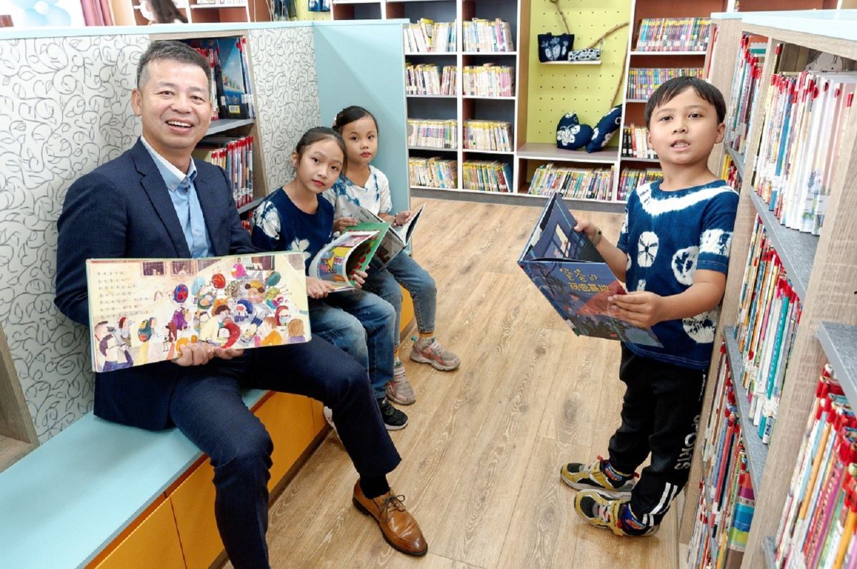 位處美濃偏鄉的廣興國小,歐德設計師結合在地特色,展現紙傘藍染文化,打造幸福圖書室。