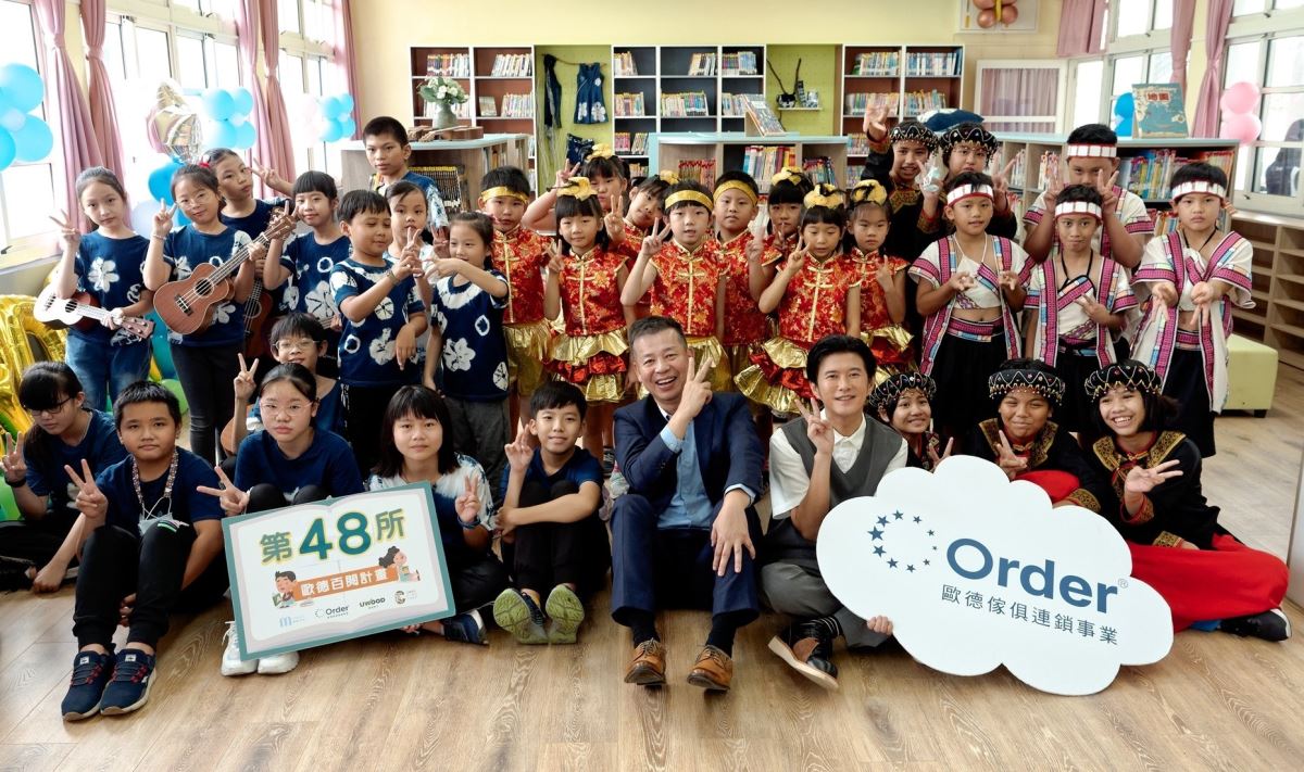 歐德董事長陳國都(中)、主持人顏永烈(前右四)以及高雄新興國小、樟山國小、廣興國小的孩子們,一起喜迎幸福圖書室。