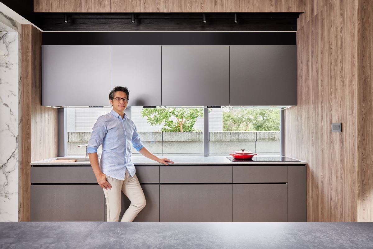 緯傑設計王琮聖總監,選擇在新辦公室打造開放廚房,透過 svago 廚電把傳統辦公茶水間變成舒適休閒空間。