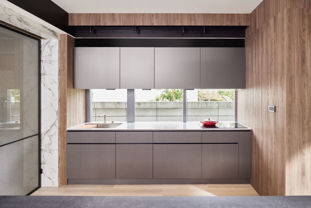 現代感開放廚房設計,替辦公室注入更多休閒氛圍。