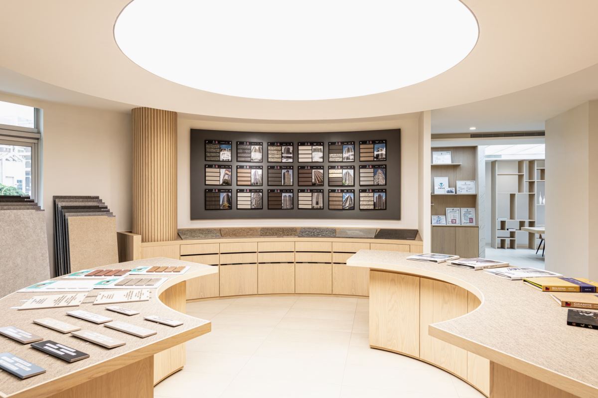 馬可貝里磁磚台北展示中心陳列各式樣板與建案用材，將多年產業累積經驗呈現給消費者。