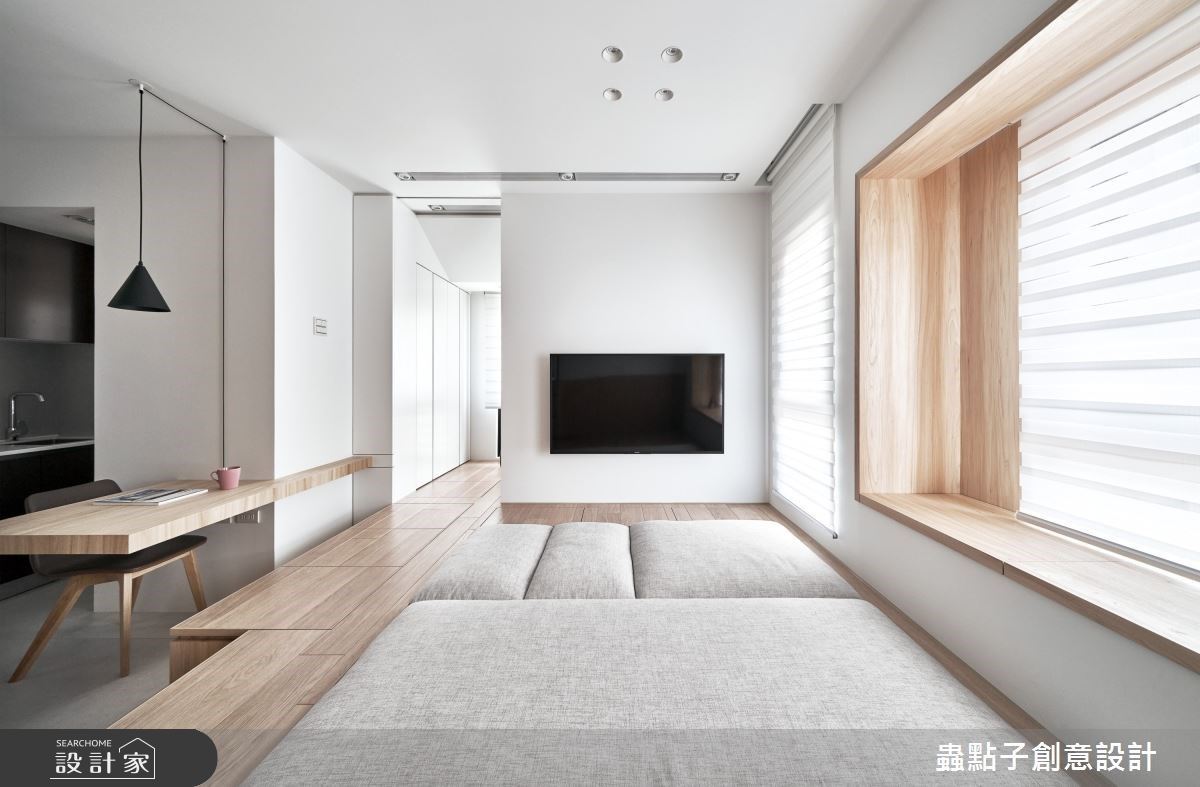 架高的臥榻木地板下方暗藏了豐富的收納機能,利用高度的落差,使臥榻成為餐廳的座椅,同時也是隱性的領域界線。