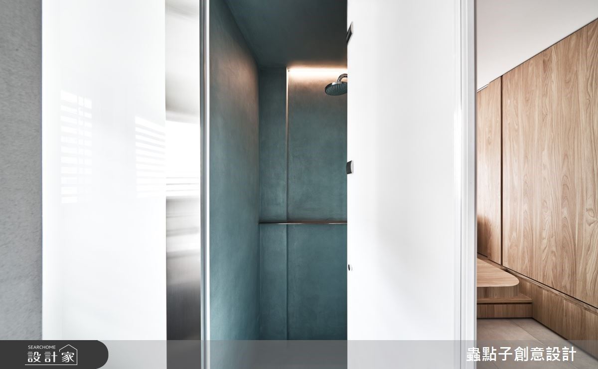 將淋浴間和廁所分離,可以滿足彈性的使用可能,內部以藍色礦物塗料取代磁磚材質,進而達到無縫效果,不但更容易清潔,也相當放鬆療癒。