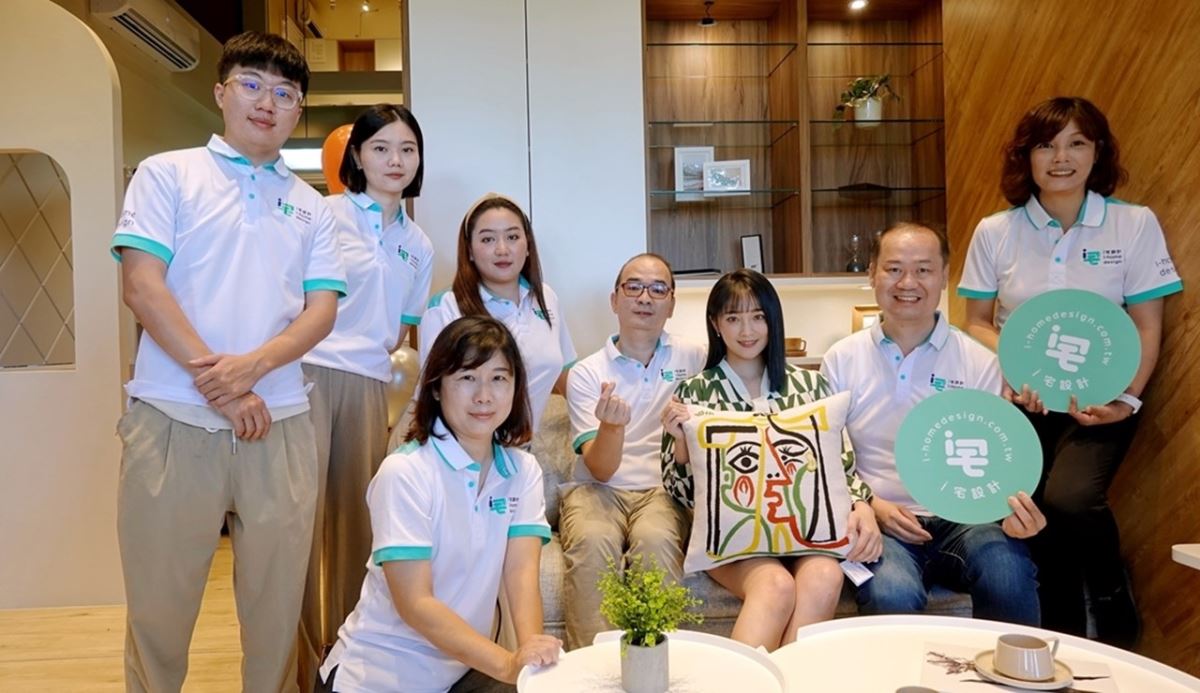 「生活宅一起，簡約好設計！」i 宅設計團隊為青年首購族打造簡約不簡單的品味生活。藝人張文綺(中)。
