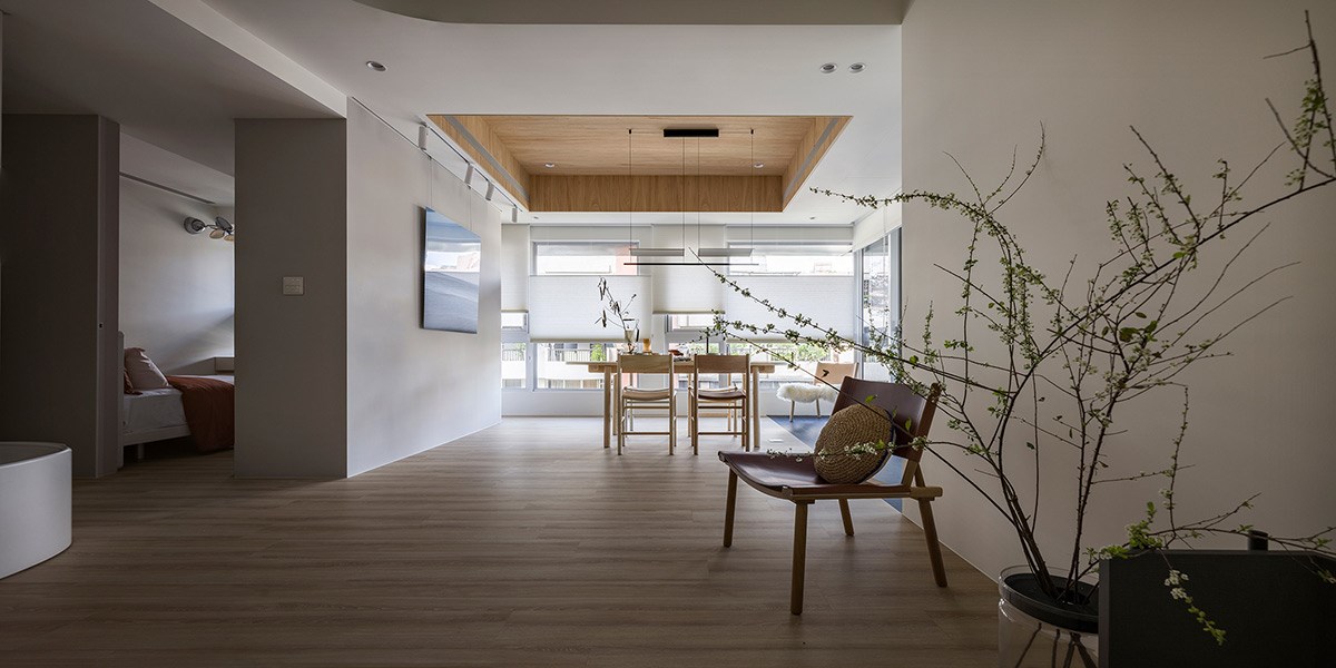 新案海灣 The Bay 透過芬蘭 NIKARI 實木系列家具,將自然感引入生活場域。