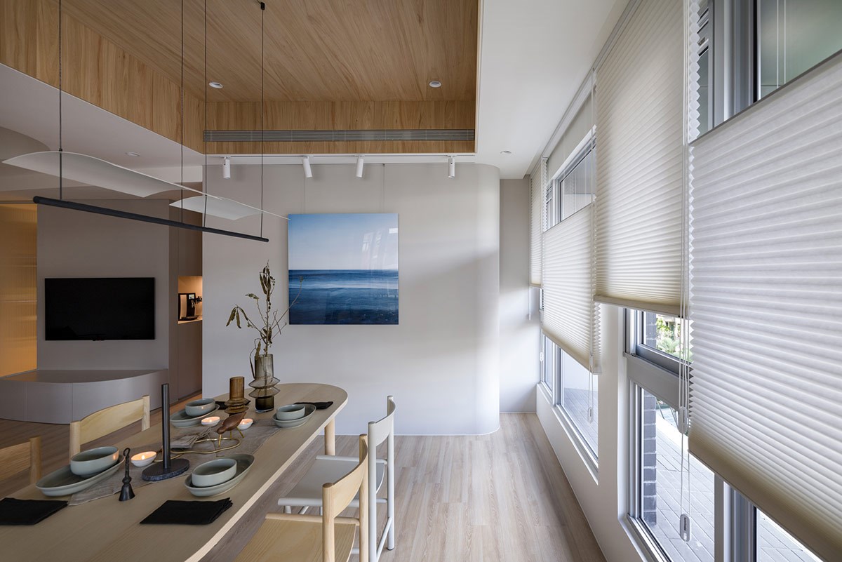 芬蘭 NIKARI 的 BASIC 長桌和 AKADEMIA 餐椅,整套搭配下撋打軟裝佈置在空間中的重要性。