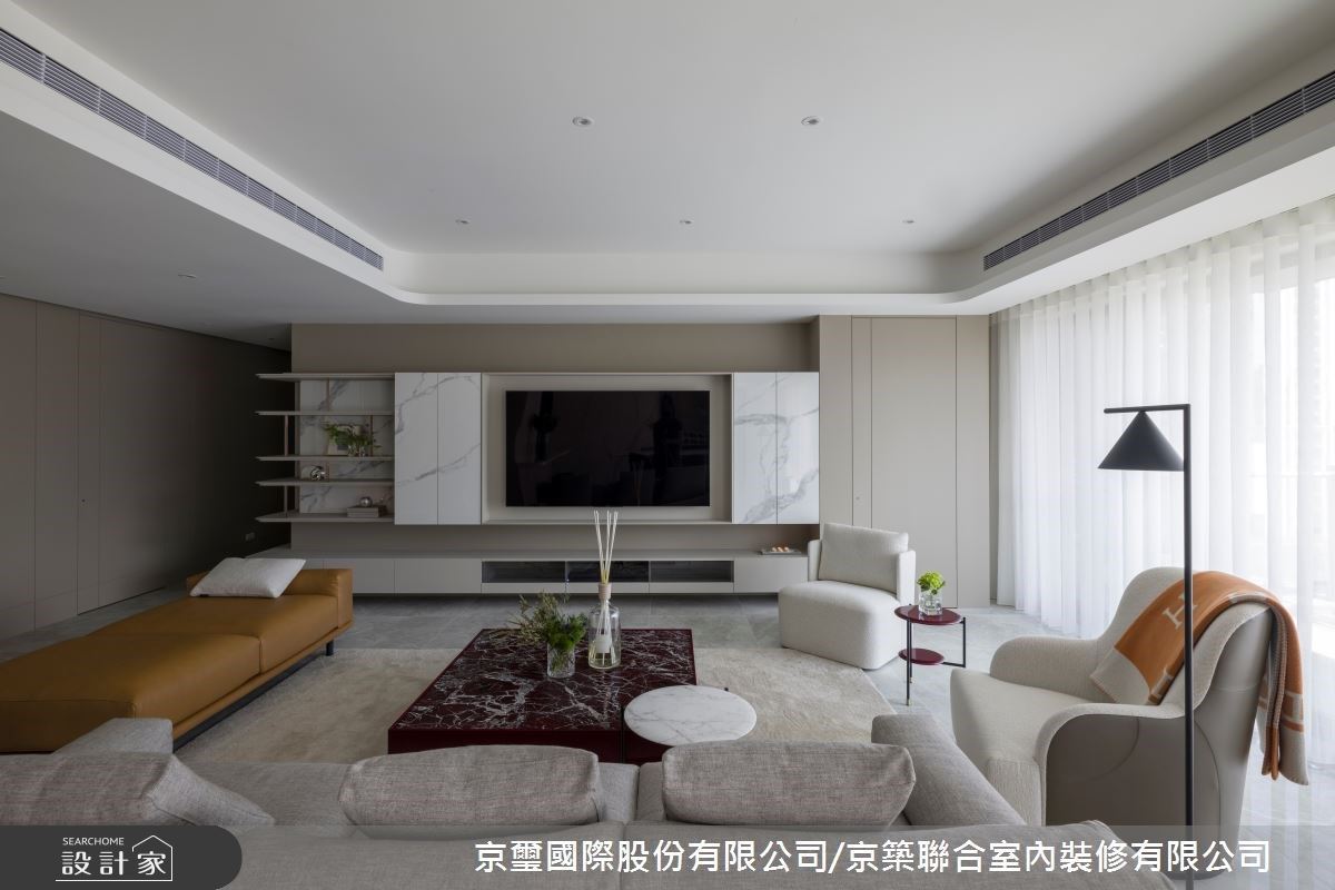 電視牆以錯落、開放的展示櫃表現,橫向的設計比例,以及相同材質的延伸,展示人文美學質韻,替屋主一家人保留多元且彈性的生活型態。
