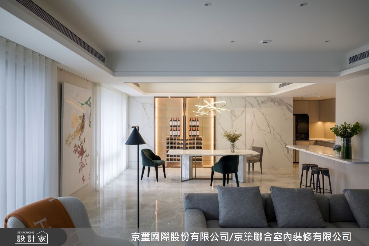 屋主收藏許多酒品,餐廳主牆訂製專屬酒窖,透過鍍鈦金屬雙框,呈現簡約獨特的餐區焦點。