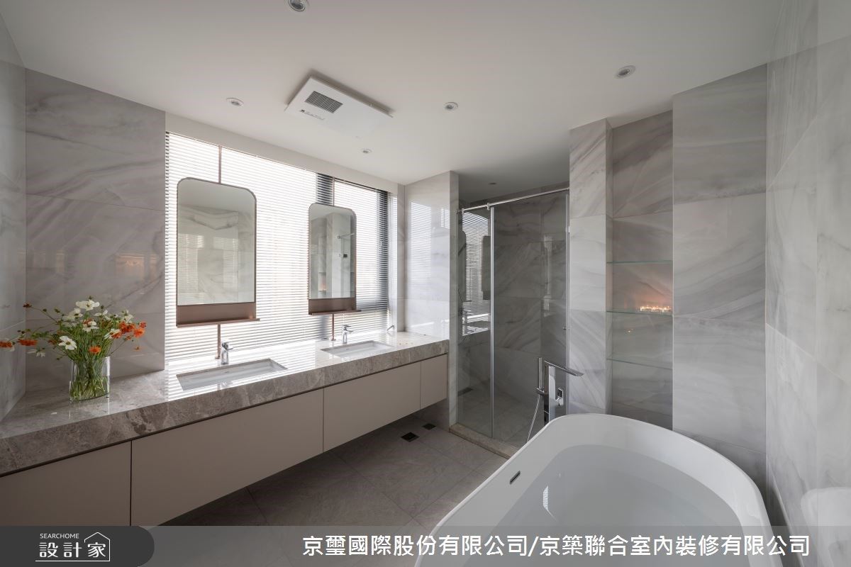 為了保留窗外景緻,主浴室參考飯店設計手法,規劃雙懸吊掛鏡,將窗外風景以及通風效果完整保留。