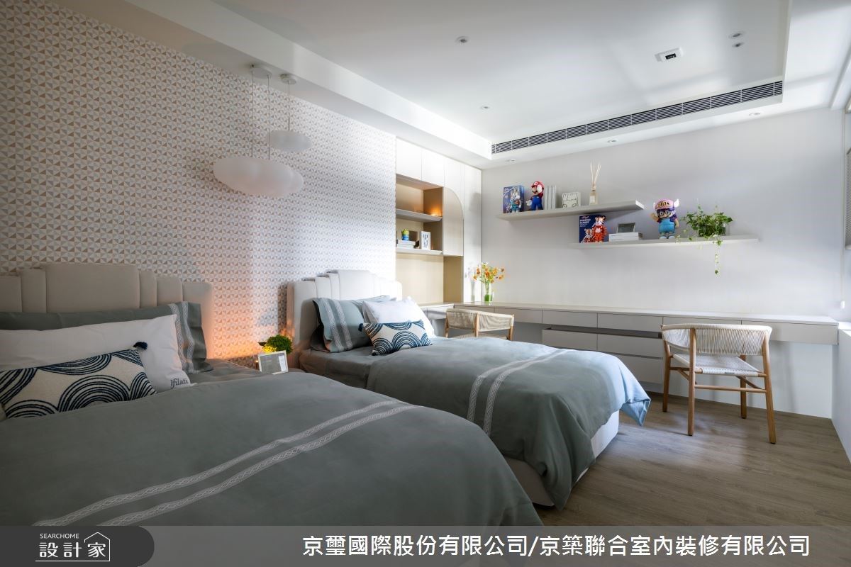 家中的兩個女兒安排同睡一間房,講究公平性,配置兩張小床,及相同大小的書桌、衣櫃,為了提升活潑氣息,更搭配雲朵壁燈及法國幾何圖形壁紙,堆疊精緻質感。