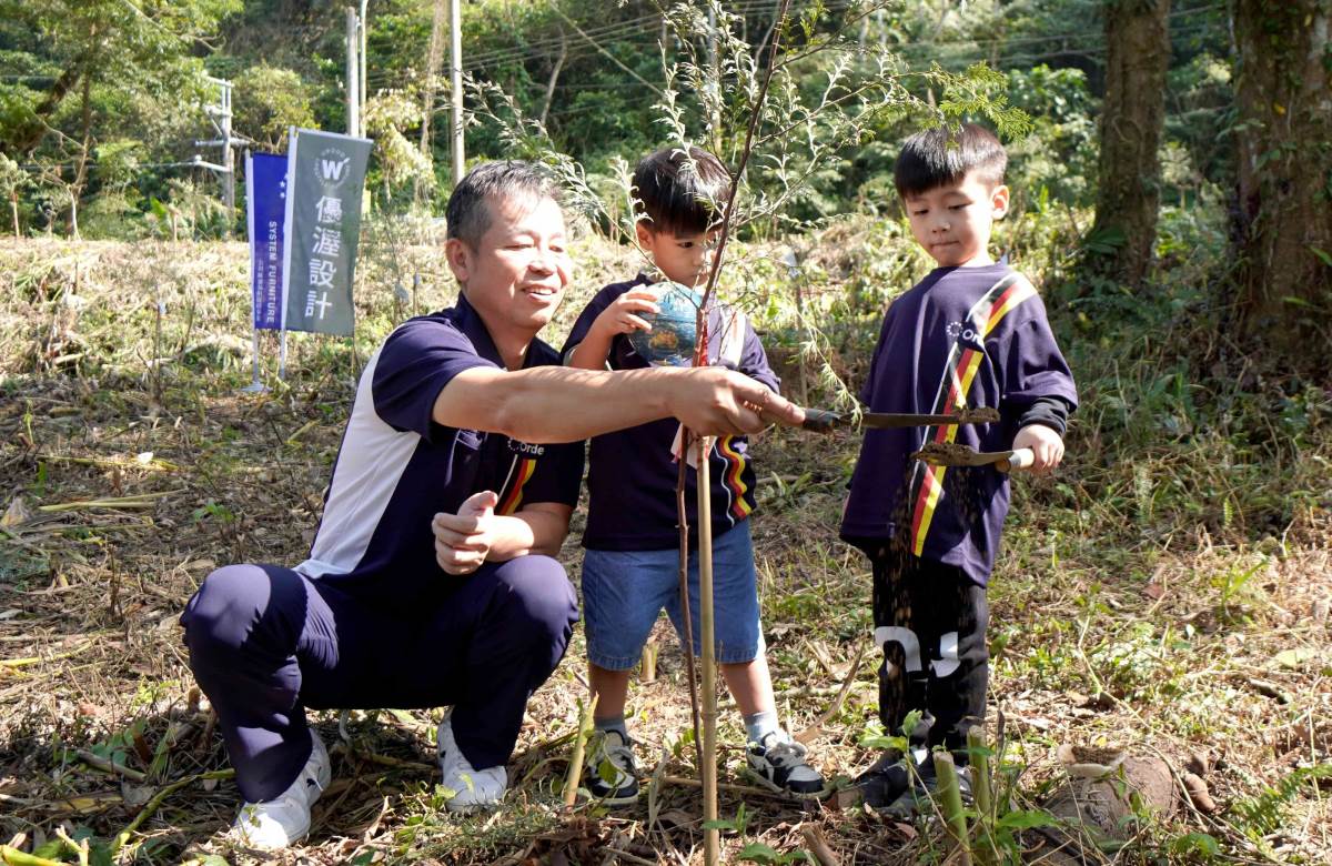 以種植 100 座樹林為目標的的歐德百林計畫,今年來到南投,完成第八座,雖然辛苦又漫長,但董事長陳國都表示為了後代子孫,會持續堅持下去。