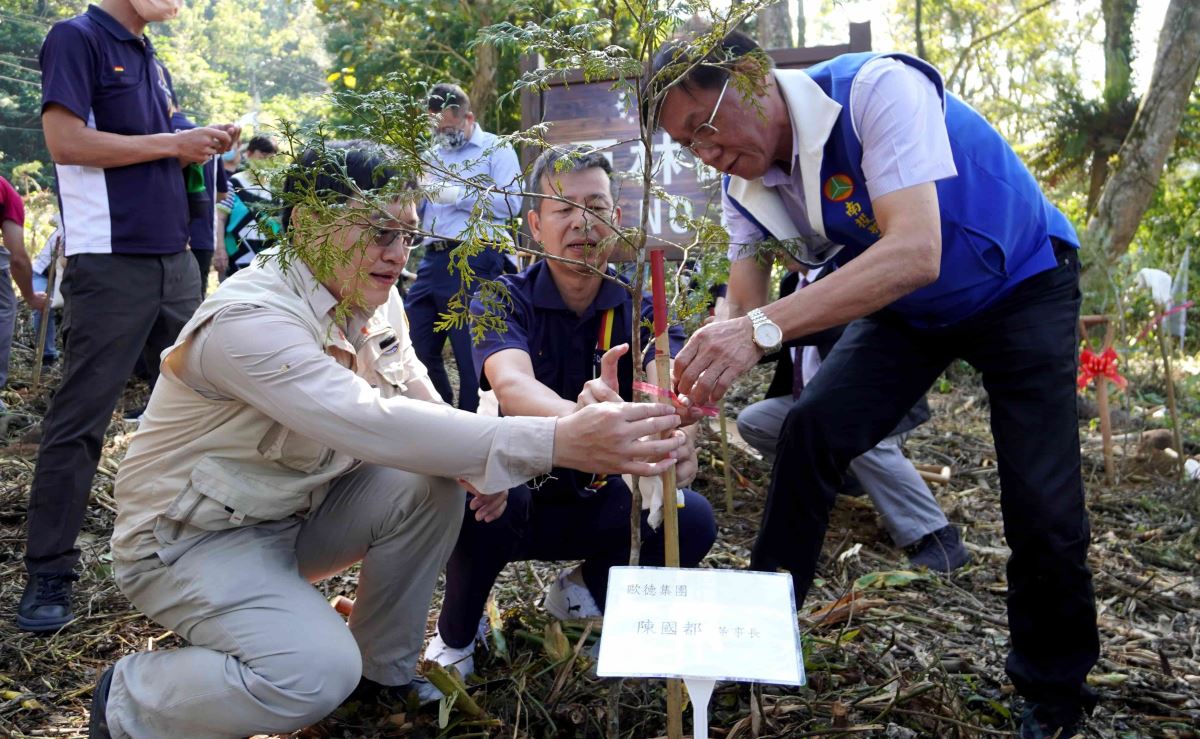 右起南投縣縣長林明溱、歐德集團董事長陳國都、臺大實驗林副處長衛強共同植樹。