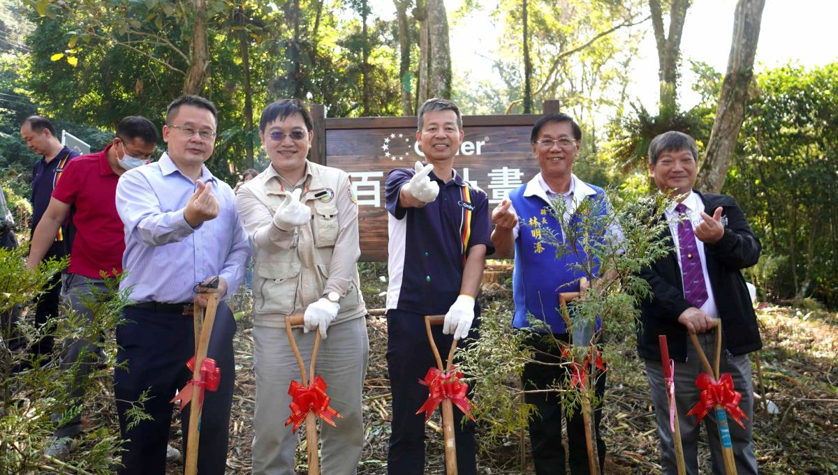 右起戰略發展協會副理事長黃坤檳、南投縣縣長林明溱、歐德集團陳國都董事長、臺大實驗林副處長衛強、中國時報社長王綽中等貴賓響應百林計畫,一起植樹幫地球降溫。