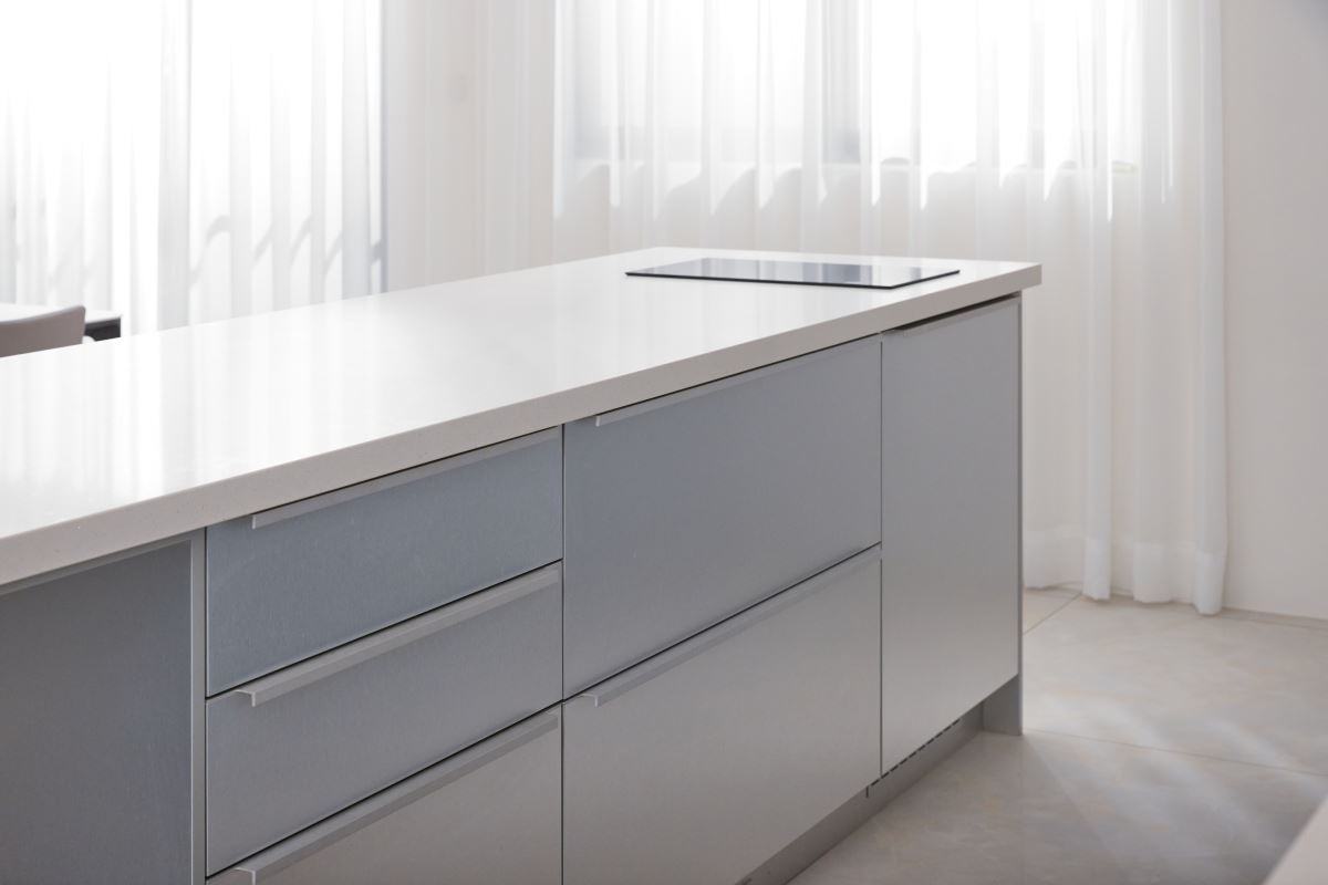 中島配備輕機能,輕食料理的單口 IH 爐 ,選用仿金屬拉絲門板與櫻花石英石檯面晶燦白,呈現出黑灰白的色彩層次。