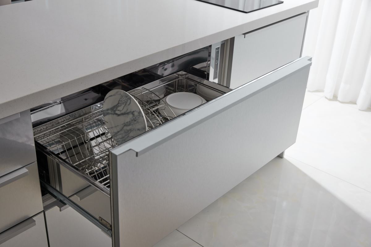 兒子貼心挑選抽屜式 Q7598A 烘碗機,讓媽媽不須彎腰拿取。