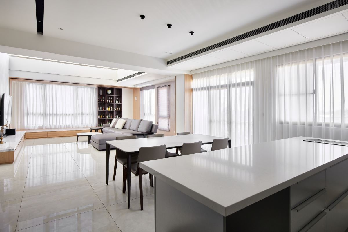 廚房、餐廳到客廳互為開放區塊,整體空間融合為屋主喜歡的簡約俐落感。