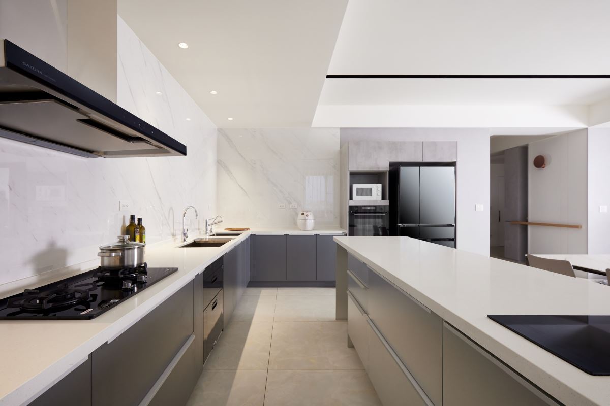 寬闊的開放式廚房空間,下方的櫃體即可滿足收納需求。