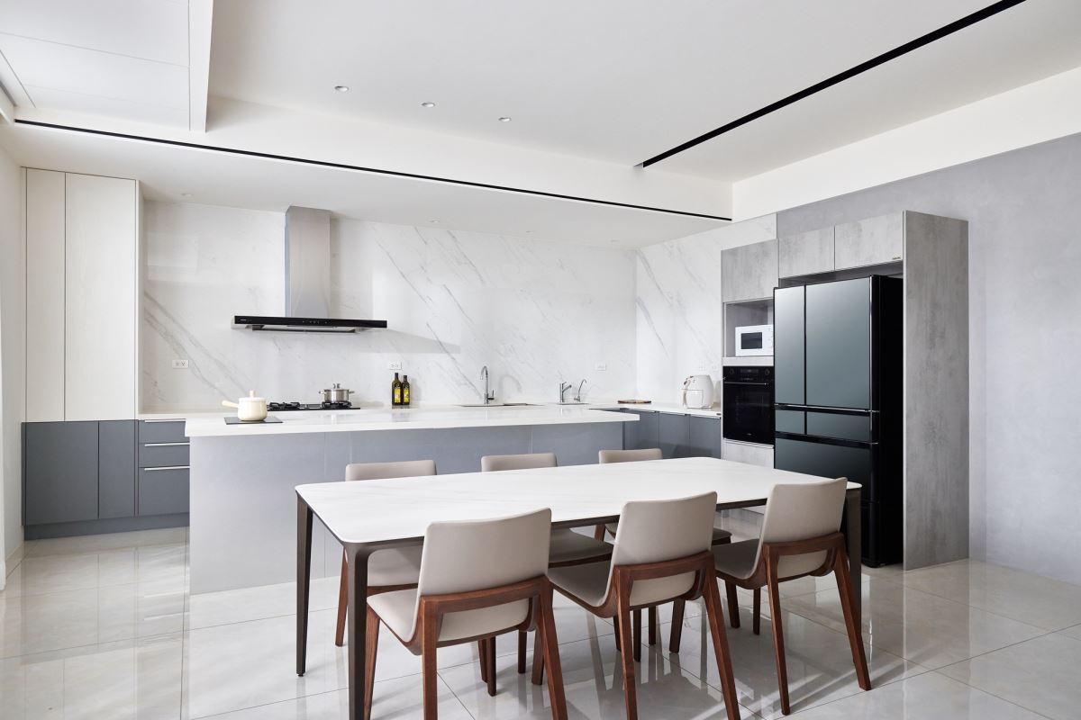 L型工作檯+中島創造環形動線,從冰箱、洗滌區到爐台區是連貫流暢的工作動線。