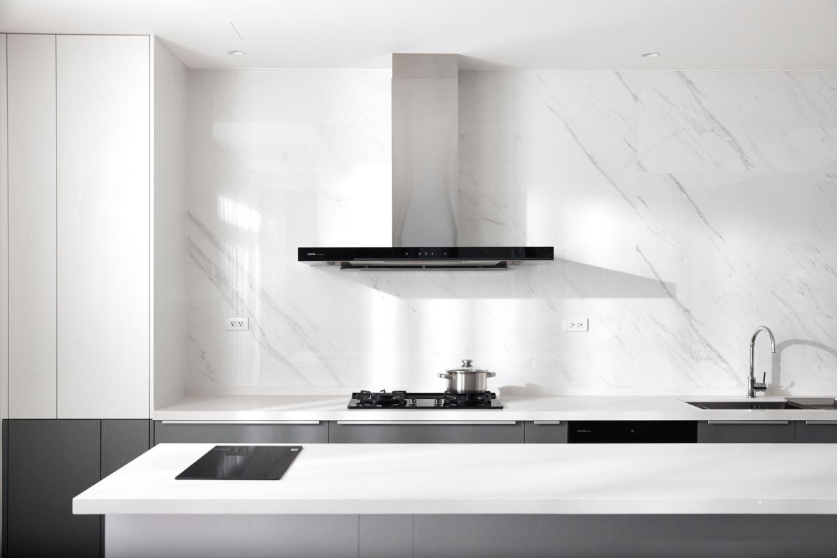 搭配櫻花歐化渦輪變頻環吸除油煙機,超大吸力解決開放式廚房油煙問題。