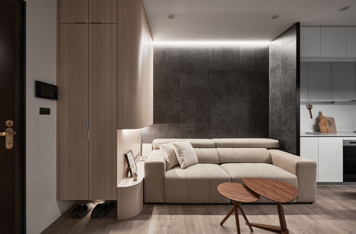 沙發背兩側利用高櫃設計,創造包覆效果,讓空間有另一個主牆焦點。