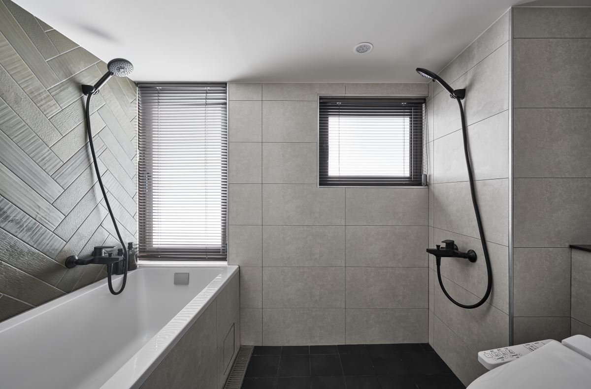 由於浴室是較為潮濕的環境,因此壁面選用防水防潮的矽利康,達到加倍防霉的效果,同時屋主在洗刷牆面時,也不用大費周章做清理。