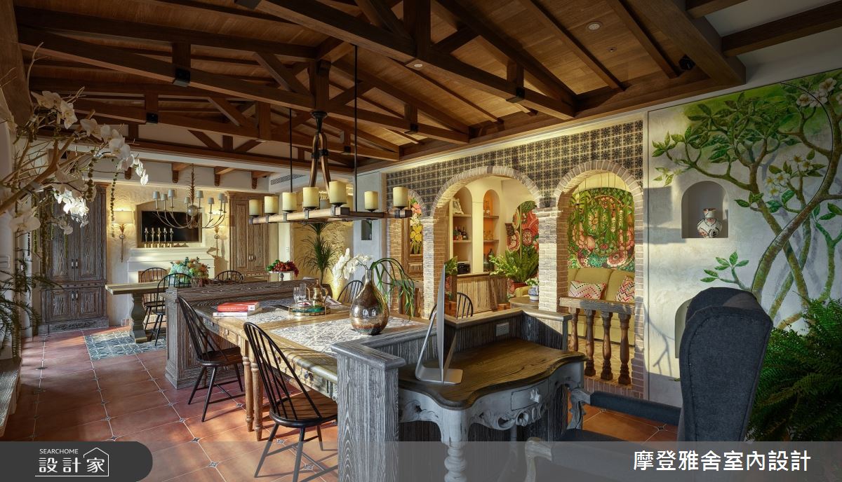 從度假宅的愜意到接待所的氣派,用餐區域以線條俐落的鐵件取代色調柔和的古典弧形單椅;客廳則以長桌取代沙發與桌几,並加以對稱穩重的吊燈提升氣勢。