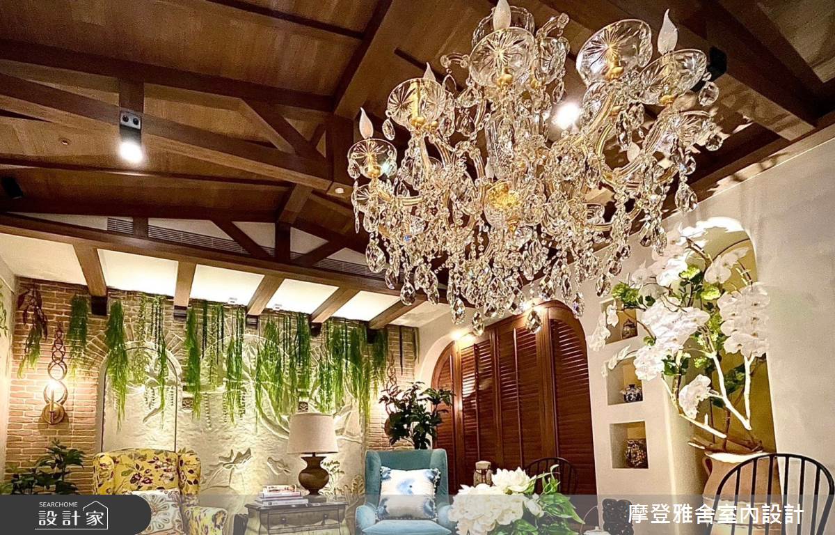 近期設計師再度替換了水晶吊燈營造第 3 種風格,體現空間從悠閒、嚴謹到風韻滿點,僅需以燈飾即可轉換。