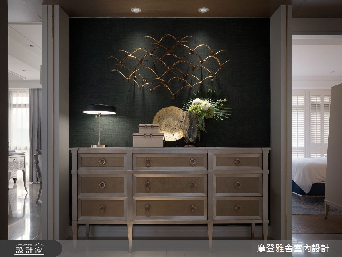 玄關以沉穩大器的墨綠基調搭配立體銅件雕塑,成為掛畫以外的時髦選擇,金色與綠色相得益彰,更與精選的五斗櫃金屬細節相互呼應。