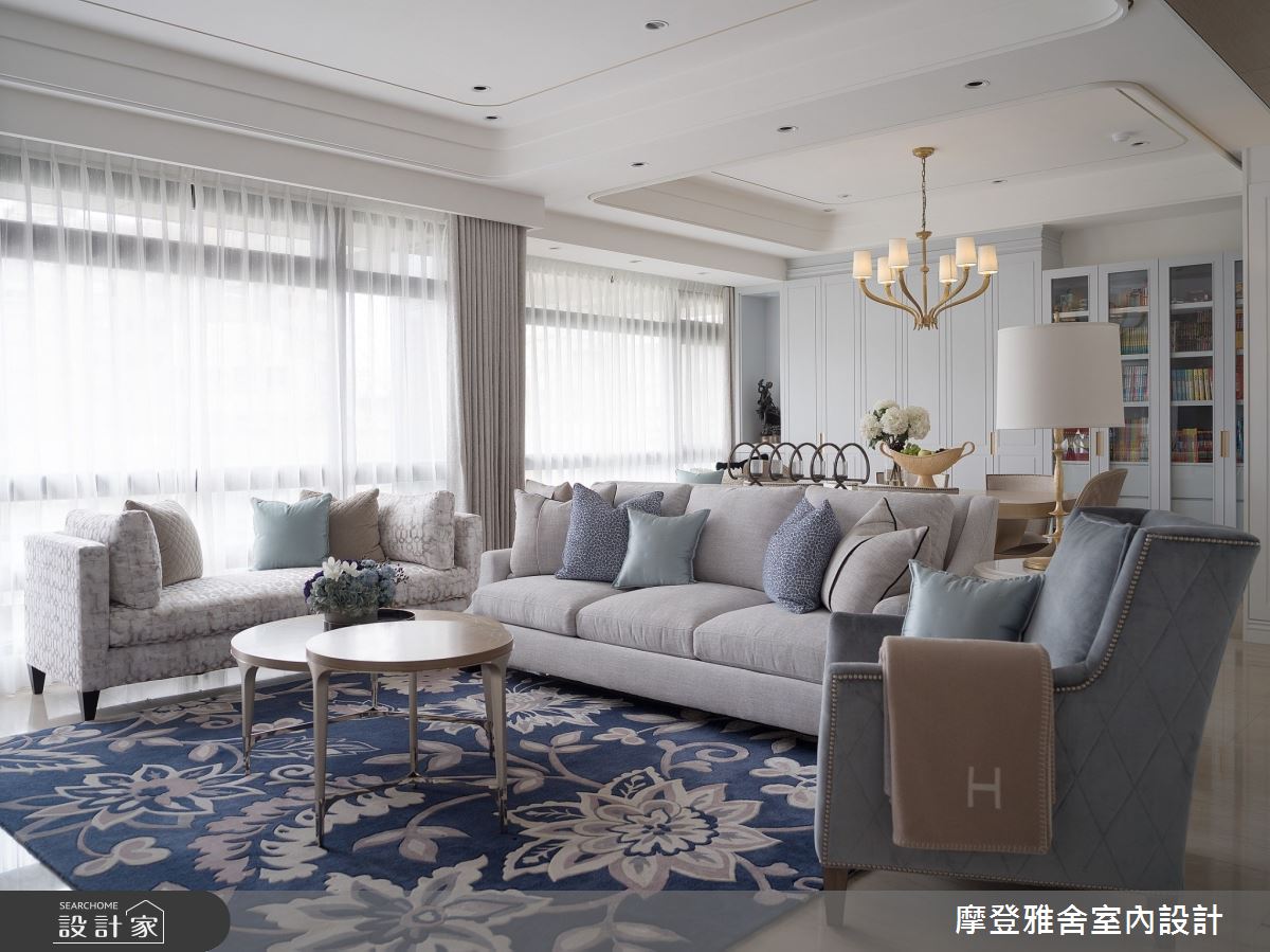 以清新柔軟的法國藍作為公私領域的基調,考量到屋主喜好,將較為濃重的花朵元素放在地毯,低調間帶點成熟氣息。