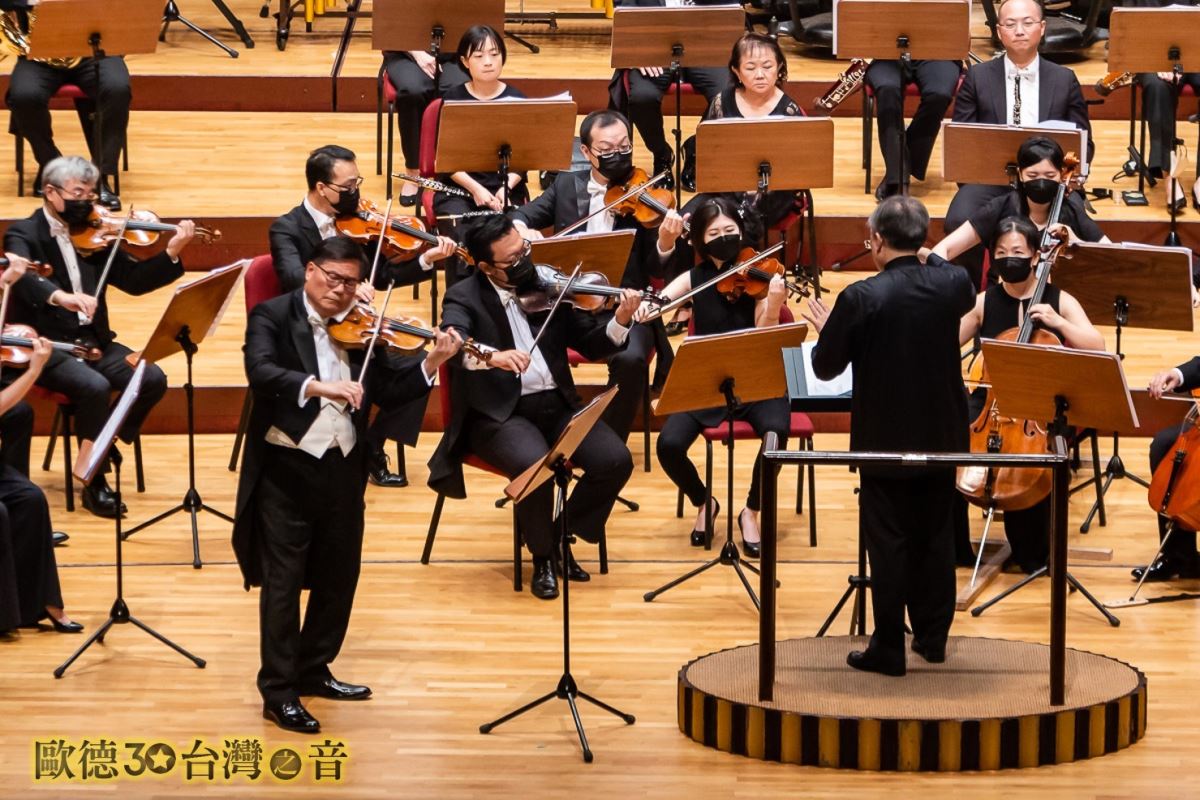 首席小提琴家蘇顯達(左)、名指揮家林天吉老師(右)與樂團，協奏「月亮代表我的心」和「阿里山之歌」，將節目帶到最高潮。