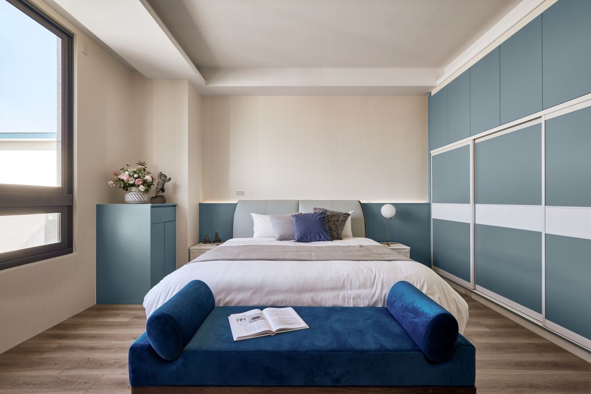 消光霧面海灣綠的主臥，突顯女主人優雅的個人特質。