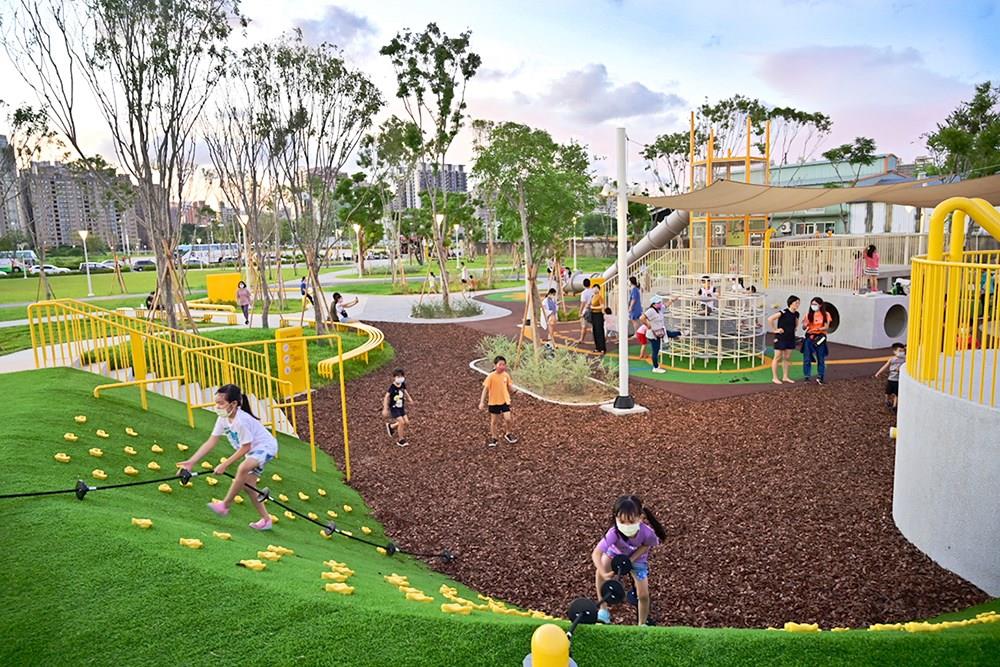 籬仔內公園設置地形遊戲場、燃燒塔溜滑梯、磨石子滑梯、攀爬斜坡和鞦韆遊具組、創意的伸縮木樁、躲藏山洞和迷宮攀爬架等，是兒童專屬遊戲場。(圖片提供/高雄市政府工務局養護工程處)