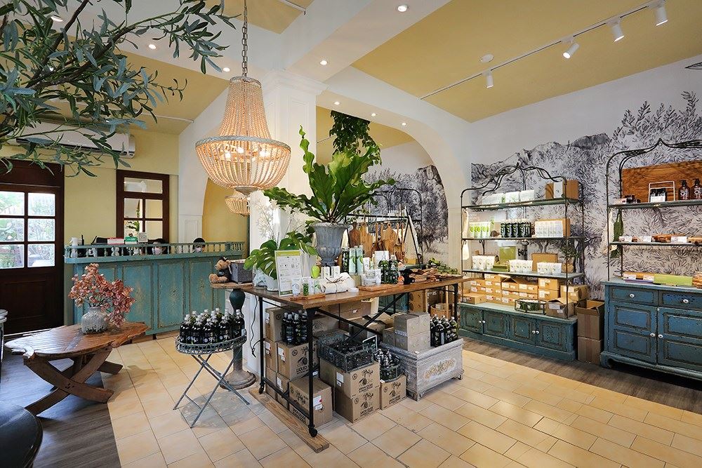 每一間進駐的店面都發揮個人特色，像是以台電過去員工澡堂改建的「一顆橄欖」專賣店，為古樸老平房帶來南法風情。(攝影/Carter)