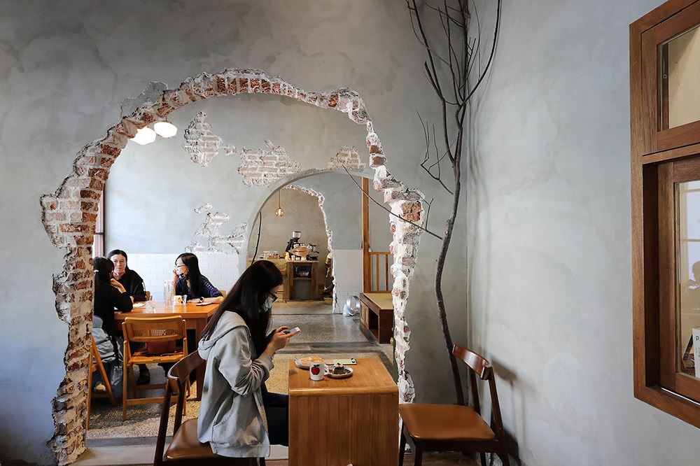 咖啡店「若生靜巷」提供手製甜點與自家烘焙的精品咖啡，風格獨具的店內氛圍和香醇咖啡，成為網路的人氣新熱點。(攝影/Carter)