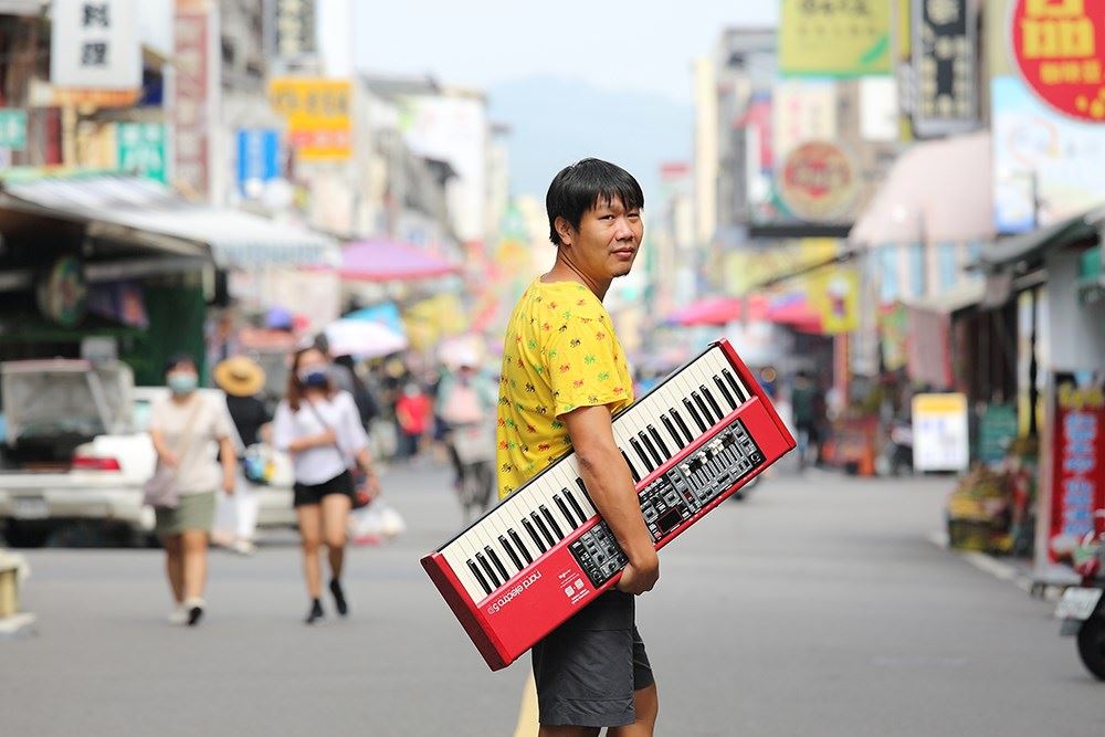 台青蕉樂團團長王繼維對家鄉旗山有著濃厚情感,畢業後返鄉用搖滾樂翻轉小鎮故事。(攝影/Carter)