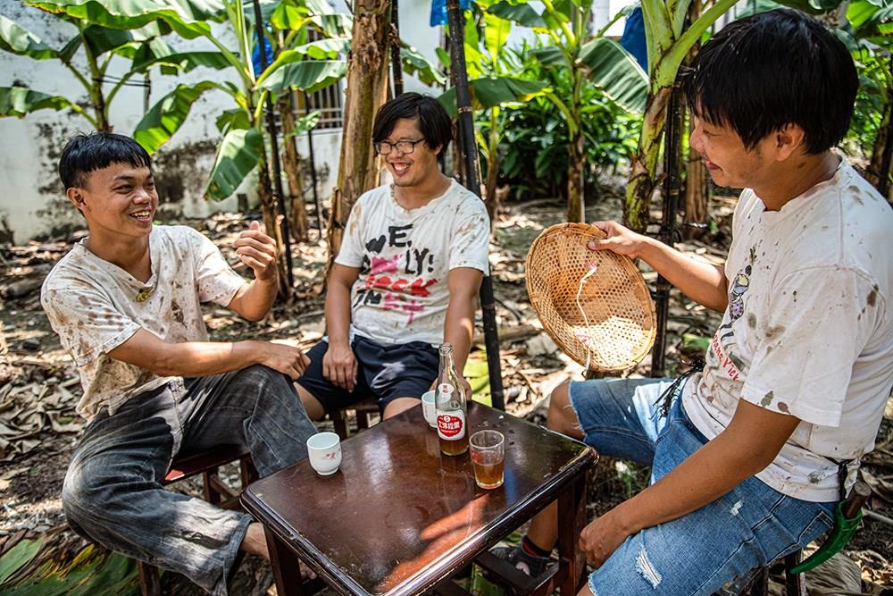 台青蕉樂團舞台上搖滾歌唱,下了舞台則戴著斗笠、穿工作服去香蕉園工作,在這片土地種下青春的希望。(圖片提供/台青蕉樂團)