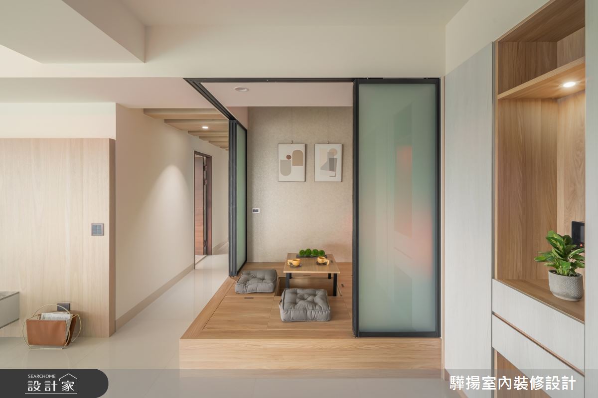 臥榻下方架高,配置收納機能,滿足家庭的置物需求。