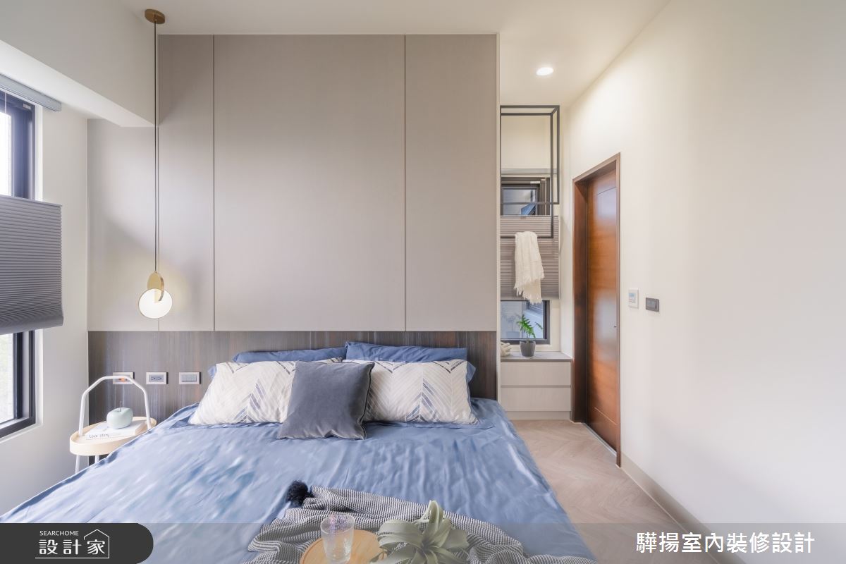 主臥房使用木紋色及灰黑色帶出質感,並搭配少量石材紋理的堆疊,醞釀沈穩安逸的睡眠空間。