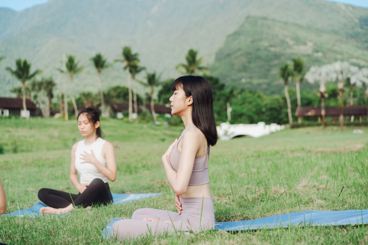 以早晨在蟲鳴鳥語的天然白噪音陪伴下開始「心」的瑜珈