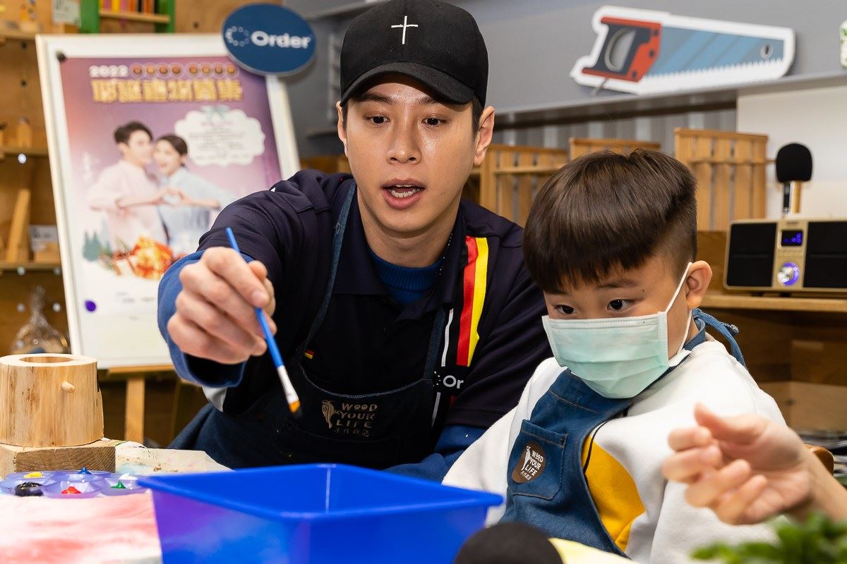 小朋友穿上木作森活圍裙,體驗手作「森活好盆友」植栽彩繪,愛心大使吳東諺表示沒有藝術天份的他,耐心陪伴就是最好的禮物。
