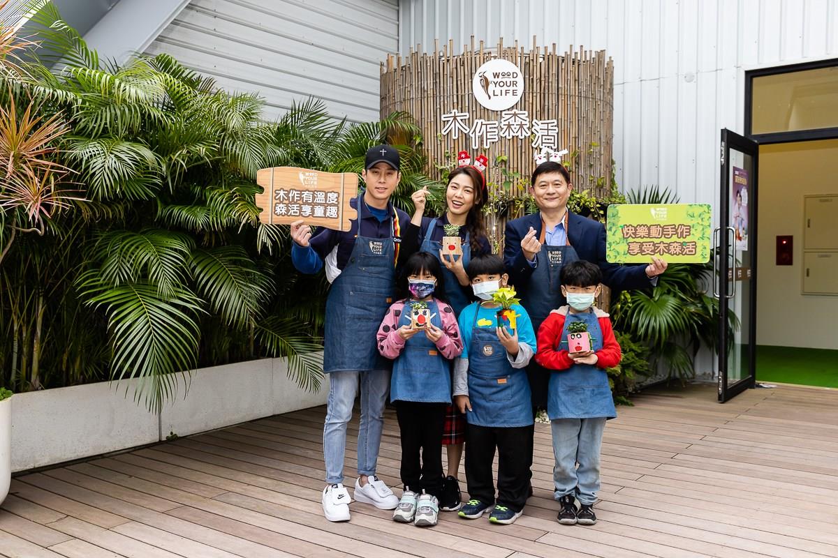 孩子們帶著手繪的「森活好盆友」與歐德策略長張蔭泉、愛心大使吳東諺、白家綺開心合影。