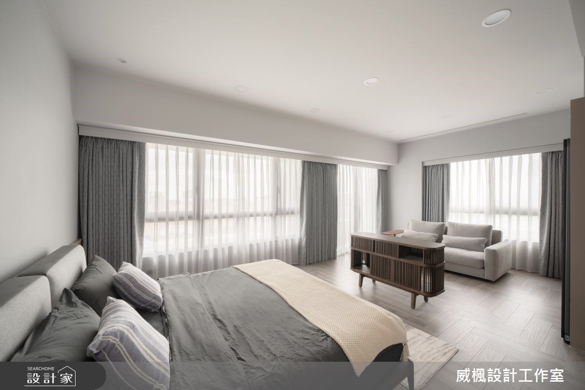 以矮櫃區分睡眠區與起居區,空間設計簡約,打造舒適氛圍,並在床頭配置檯面,供屋主放置物品。