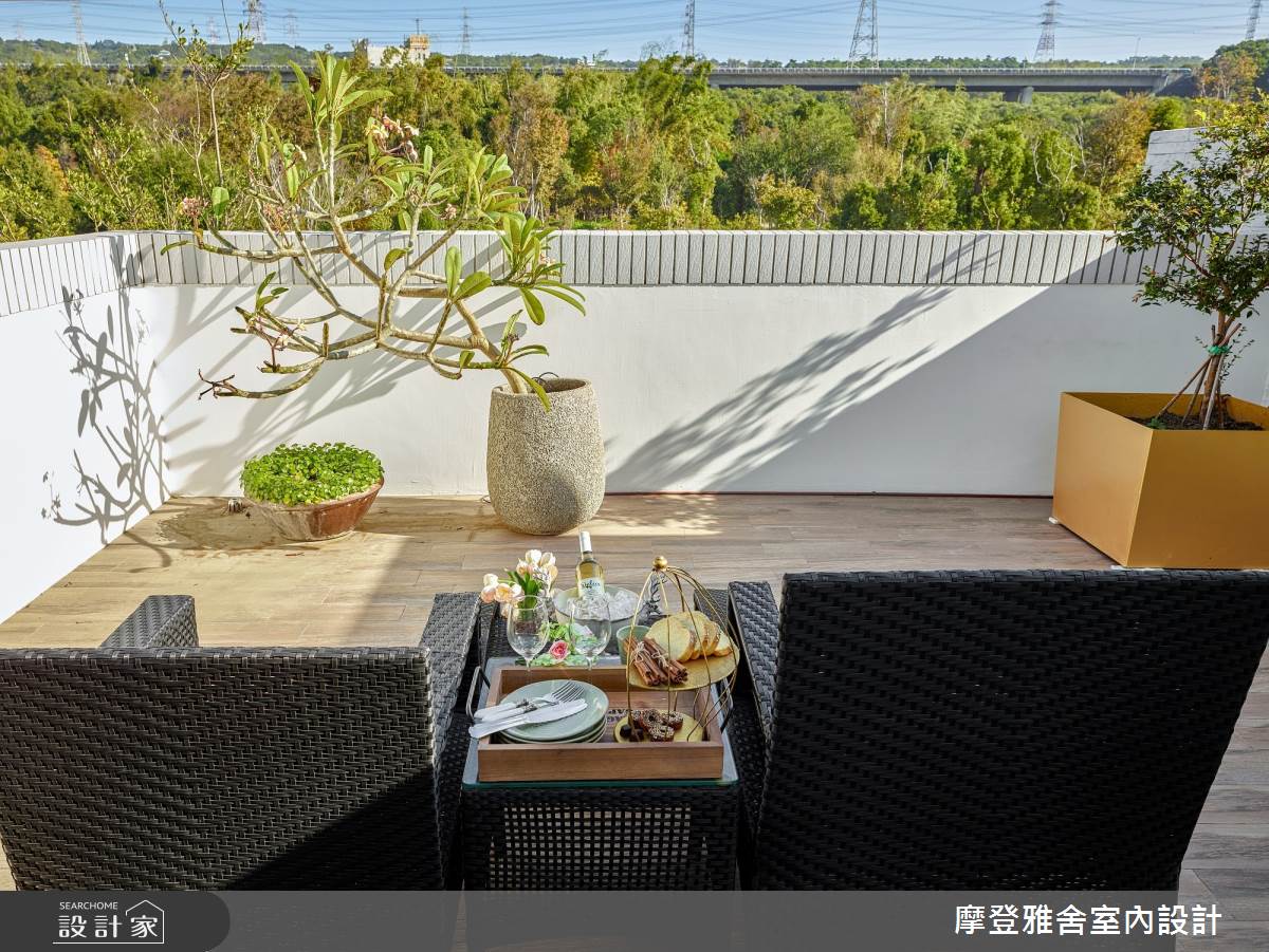 歐美風格為主的庭院,以大量木質建材與線條簡約、防水耐曬的家具為主,重心則建議擺放在大量綠植,回歸自然感受。