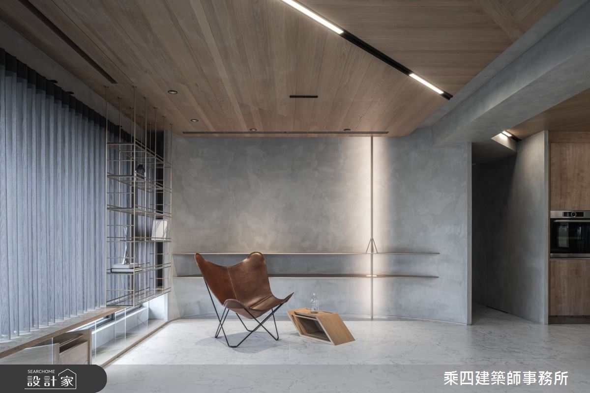 為了不影響自然採光的進駐,將展示功能輕量化和透明化,並將投影幕的升降口隱藏於窗邊的天花板。