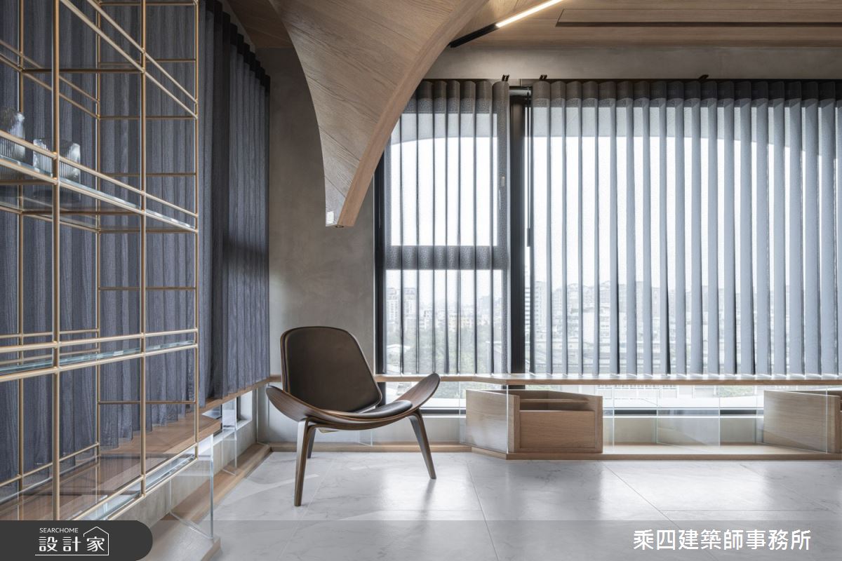 貝茲曲線的下墜角度不僅反映了工藝之美,也隱去建築結構的突兀感受,並成為閱讀角的光線聚焦。