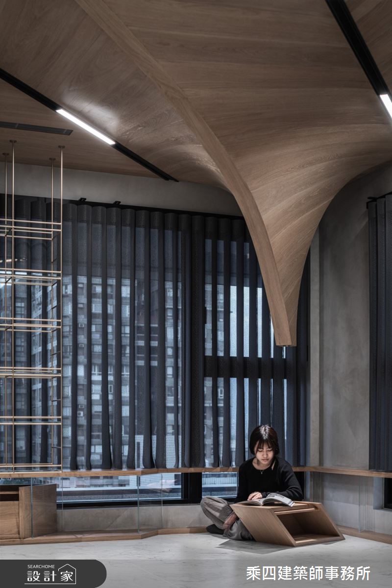 落地窗下的櫃格設計圍塑於客廳,融入座椅、收納功能,也可以抽離為臨時的桌几。