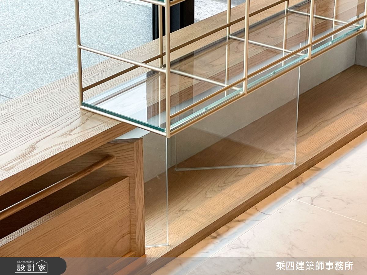 安排於窗邊的結構量體,結合木作、金屬、玻璃等異材質,在視覺上顯得十分輕盈,並以建築力學的計算滿足承重安全,兼具座位、玩具收納等機能。