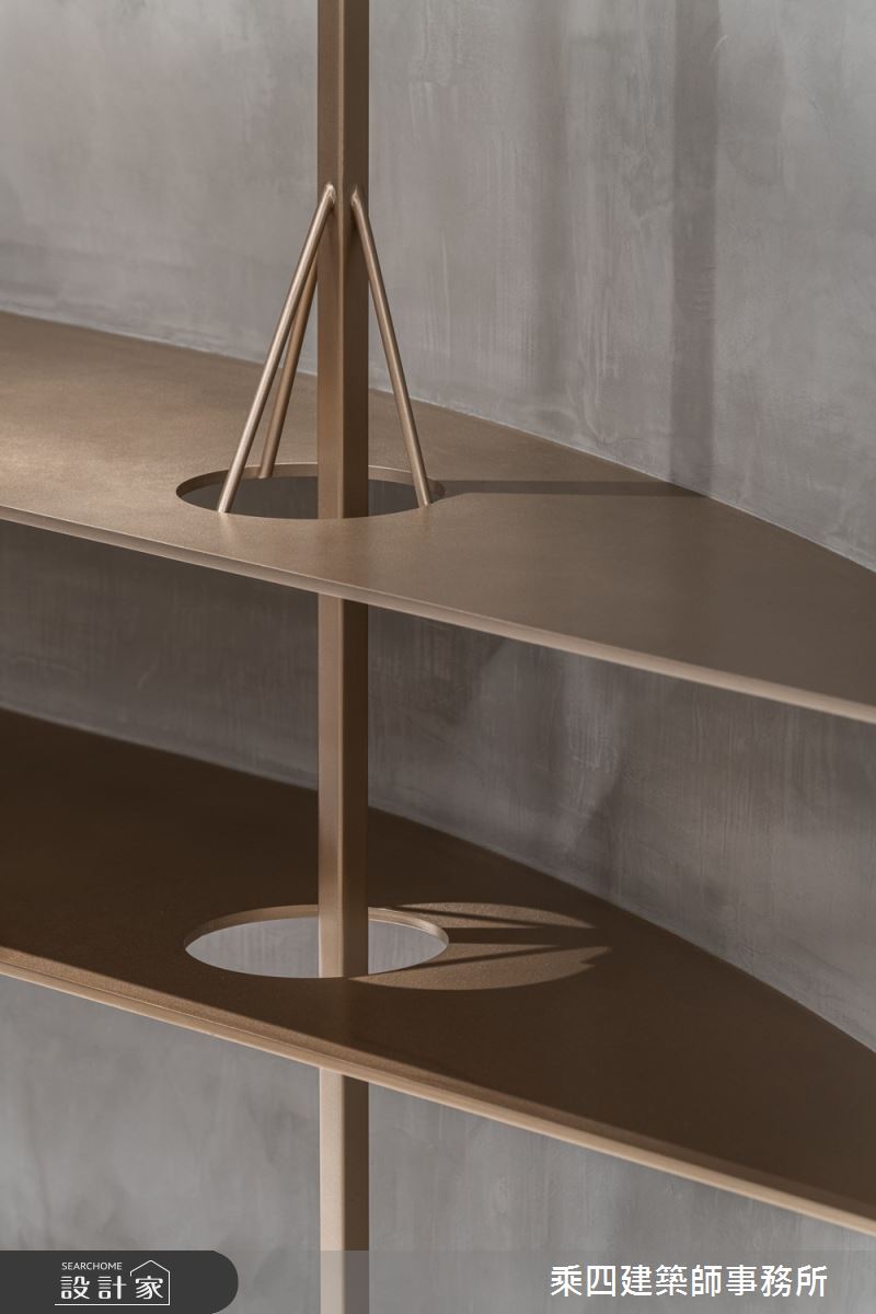 透過鏤空和光影細節,讓光線可以穿梭於機能量體之間,更賦予美學想像。